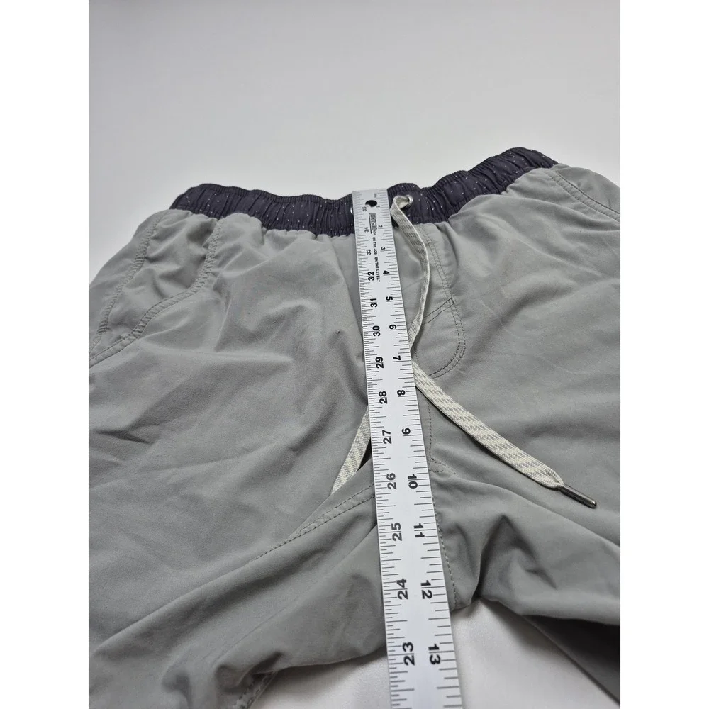 Vuori Kore Lined Shorts Mens Small Gray Athletic Swim Trunks Quick Dry V302